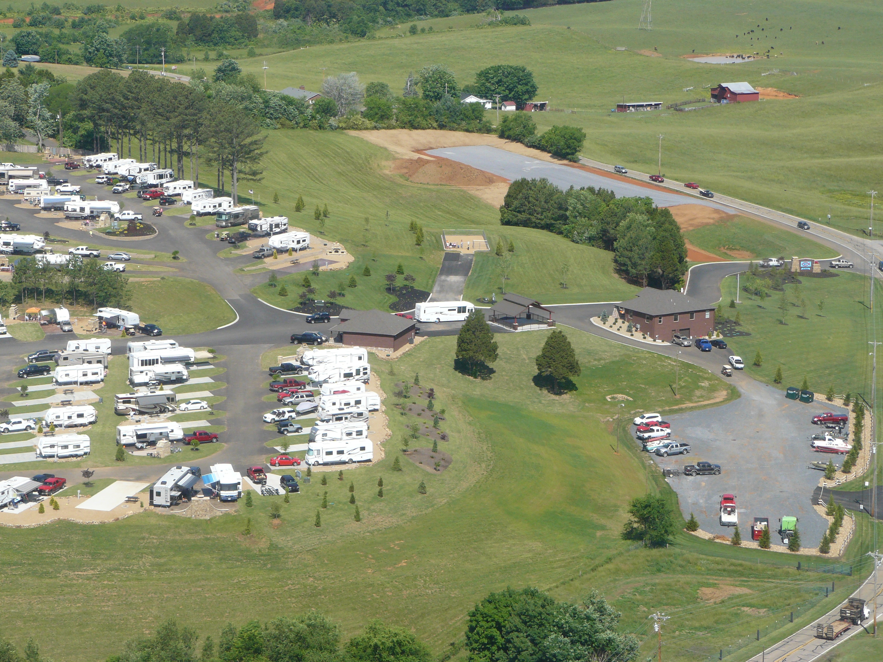 New RV Resort, Breathtaking Views, Fireplaces, BathHouse, STAY WITH US